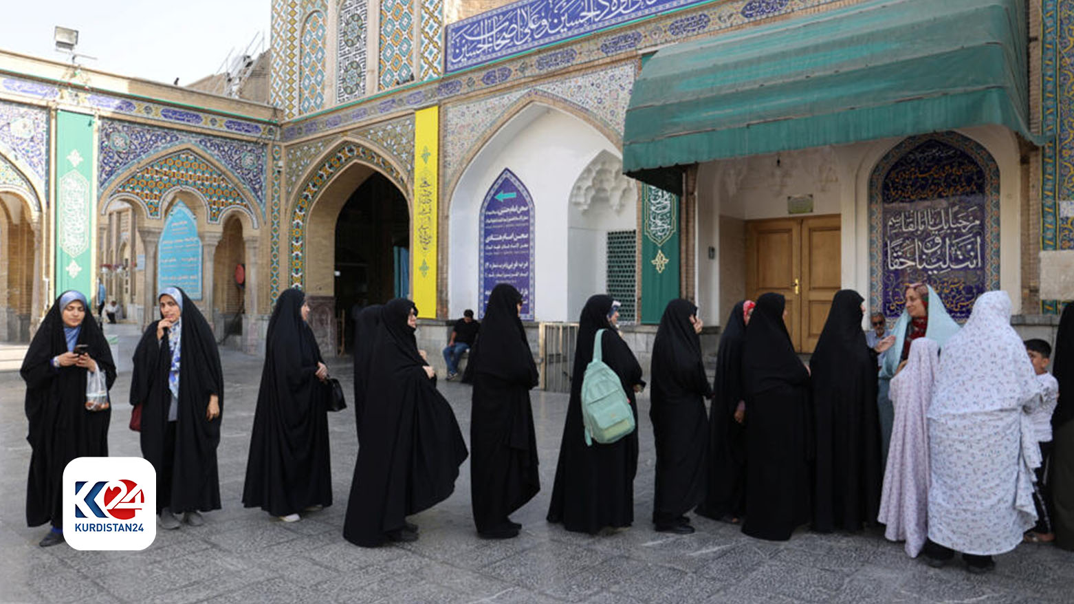 الإيرانيون يصوتون في انتخابات رئاسية يأمل مرشح إصلاحي تحقيق اختراق فيها